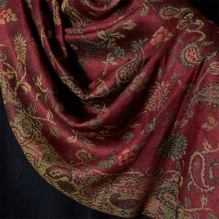 Bufanda chal suave con borlas y estampado floral de hojas y flores de anacardo rojo oscuro de Buddha Stones - image 3
