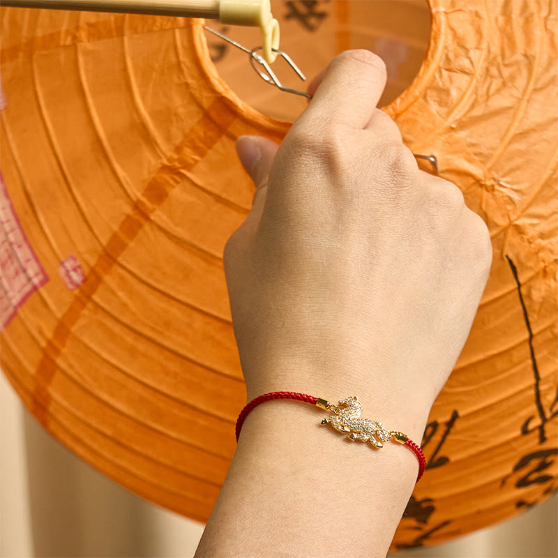 Pulsera de hilo rojo con Buddha Stones , plata de ley 925 bañada en oro de 18 quilates y el Año del Caballo. - image 2