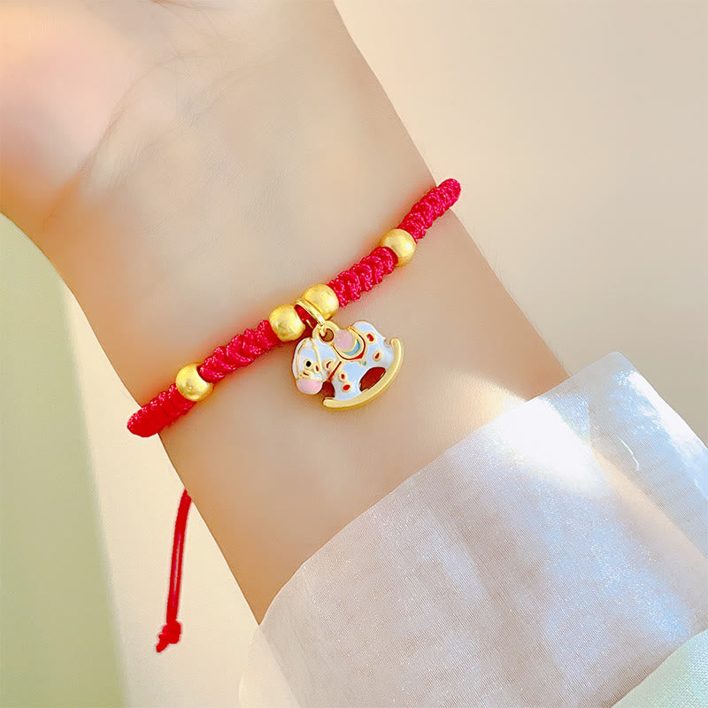 Pulsera ajustable de la suerte con hilo rojo y piedras de Buddha Stones , año del caballo. - Caballo blanco (Circunferencia de la muñeca: 10-18 cm) - image 1