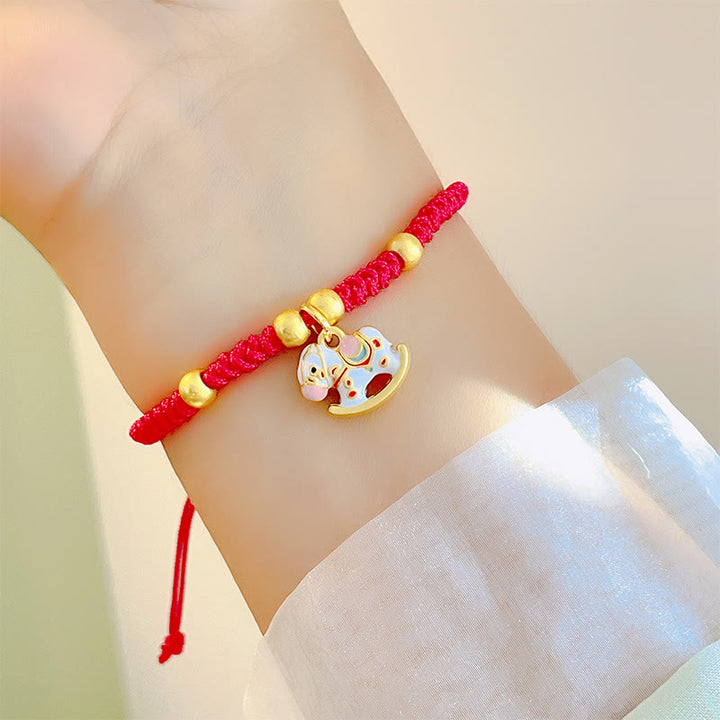 Pulsera ajustable de la suerte con hilo rojo y piedras de Buddha Stones , año del caballo. - Caballo blanco (Circunferencia de la muñeca: 10-18 cm) - image 1