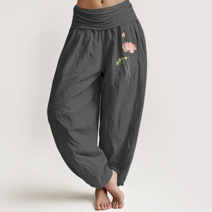 Pantalón tipo harem de algodón puro con cintura elástica, estampado de flores de loto rosa y hojas de loto con Buddha Stones. - Gris oscuro - US16，UK/AU20，EU48 (3XL) - image 0