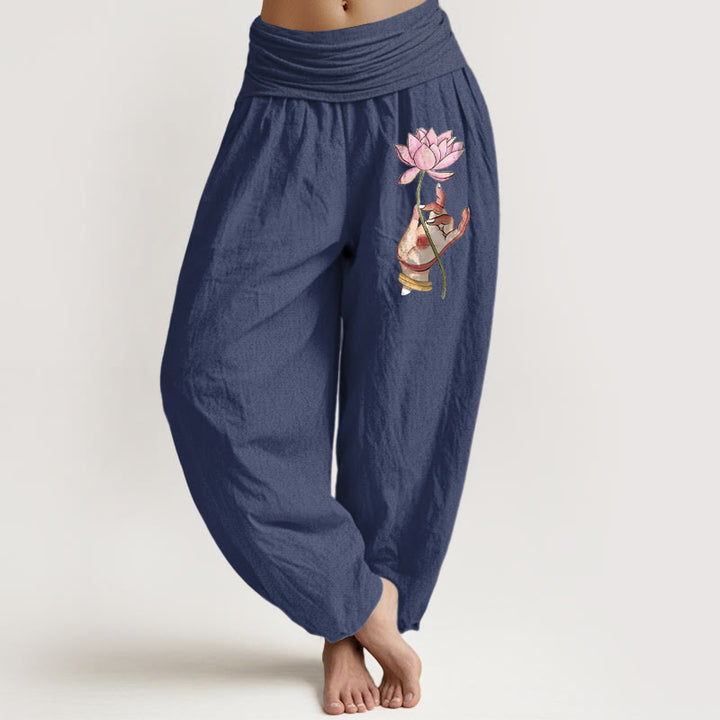Pantalones bombachos de algodón con cintura elástica para mujer, con estampado de Buddha Stones sosteniendo una mano y un delicado diseño de loto. - Gris tenue - US16，UK/AU20，EU48 (3XL) - image 5