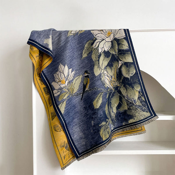 Bufanda/chal cálido y acogedor con estampado de Buddha Stones, flores de magnolia blancas de invierno y pajaritos - Azul aciano - 185*65 cm - image 6