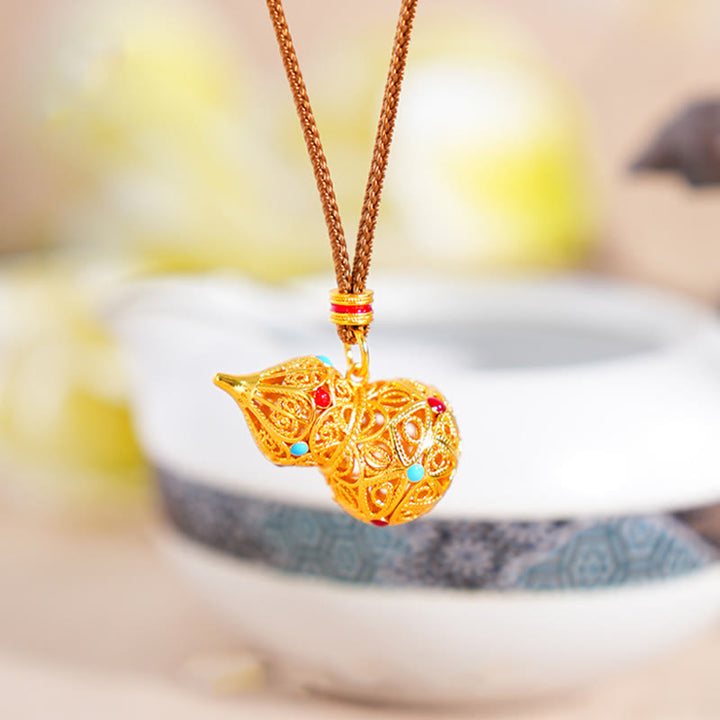 Collar con colgante de cuerda de latón chapado en oro de 24 quilates con diseño de calabaza hueca y Buddha Stones - image 2