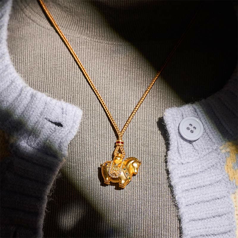 Collar con colgante de cuerda de latón chapado en oro de 24 quilates con Buddha Stones y año del Caballo - image 14