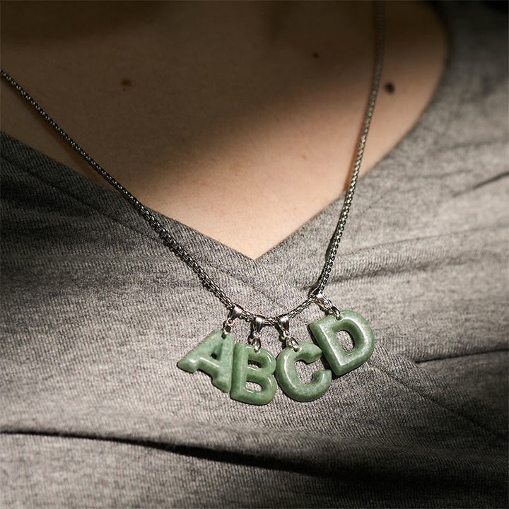 Collar con colgante de prosperidad de cadena ancha de acero de titanio y jade con letras AZ naturales de Buddha Stones - image 42