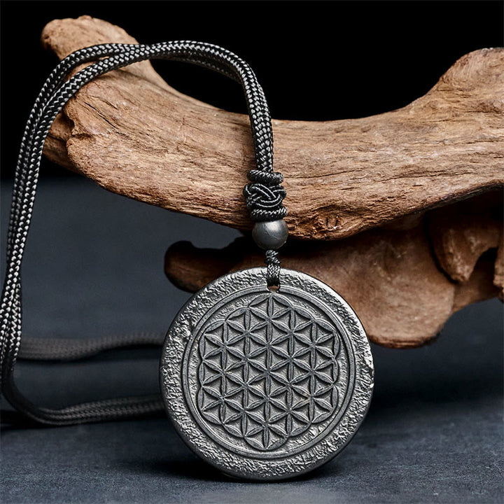 Collar con colgante de protección de piedra de shungita auténtica con diseño tallado de Buddha Stones - image 3
