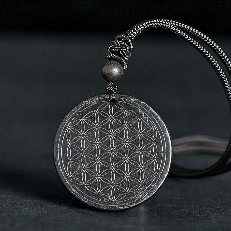 Collar con colgante de protección de piedra de shungita auténtica con diseño tallado de Buddha Stones - Flor de la Vida (Grabado en bajorrelieve) - 35-40 mm - image 9