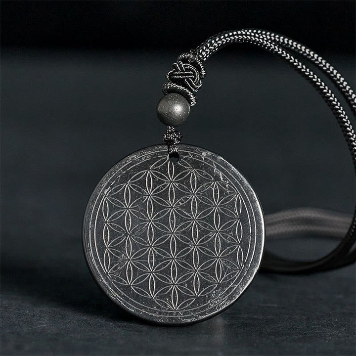 Collar con colgante de protección de piedra de shungita auténtica con diseño tallado de Buddha Stones - Flor de la Vida (Grabado en bajorrelieve) - 35-40 mm - image 9
