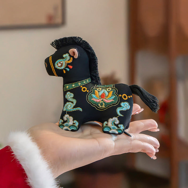 Adorno colgante con bordado de hilo rojo del Año del Caballo con Buddha Stones - Caballo negro (11,1 x 9,7 cm) - image 9