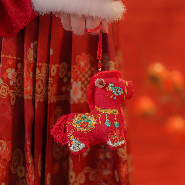 Adorno colgante con bordado de hilo rojo del Año del Caballo con Buddha Stones - Caballo rojo (11,1 x 9,7 cm) - image 0