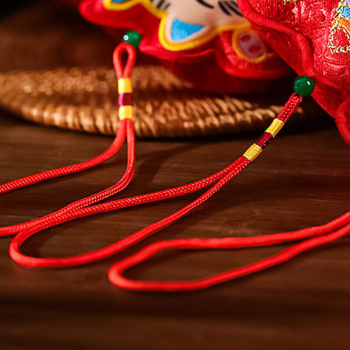 Bordado de Buddha Stones con el personaje Fu del Año del Caballo en forma de moneda de cobre con hilo rojo para decoración colgante. - image 14