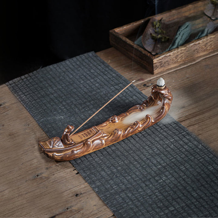 Quemador de incienso con forma de cigarra y barco pequeño de Buddha Stones para decoración del hogar - Pescando desde un barco solitario (25 x 5,5 x 5,5 cm) - image 0