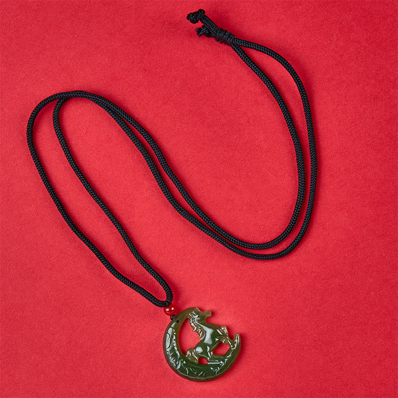 Colgante de jade tallado con Buddha Stones del año del caballo del zodiaco chino para la suerte y la prosperidad. - image 4