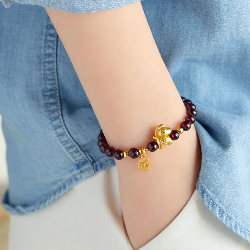 Pulsera protectora con Buddha Stones y granate del Año del Caballo Fu - image 4