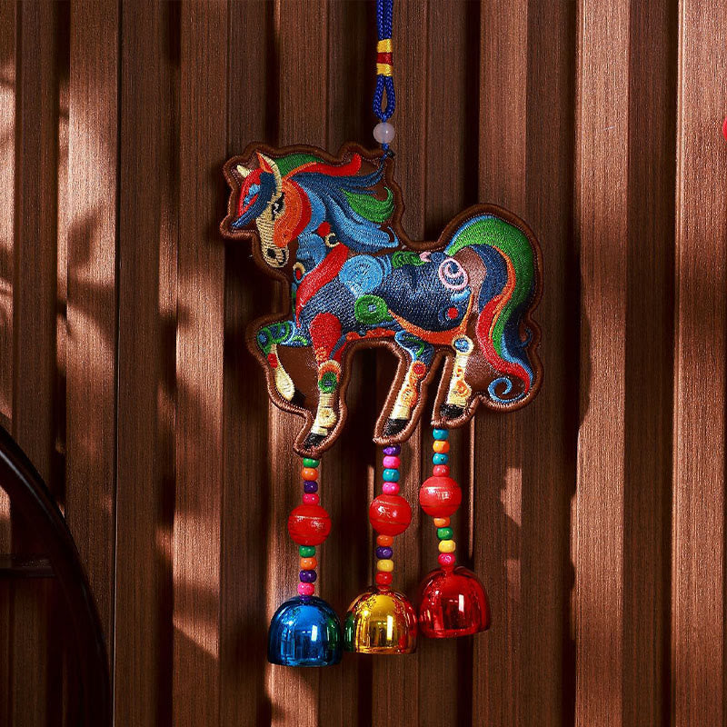 Adorno colgante con borlas y campana de caballo multicolor con bordado de Buddha Stones y el Año del Caballo. - Caballo y cascabel multicolor con borde marrón (tamaño del caballo: 12 x 12 cm) - image 0