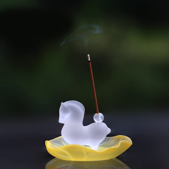 Buddha Stones Año del Caballo Vaina de Loto Hoja de Loto Liuli Pieza de Arte de Cristal Decoración Energética para el Hogar y la Oficina - Caballo con agujero de incienso y almohadilla de hoja de loto amarilla - image 3