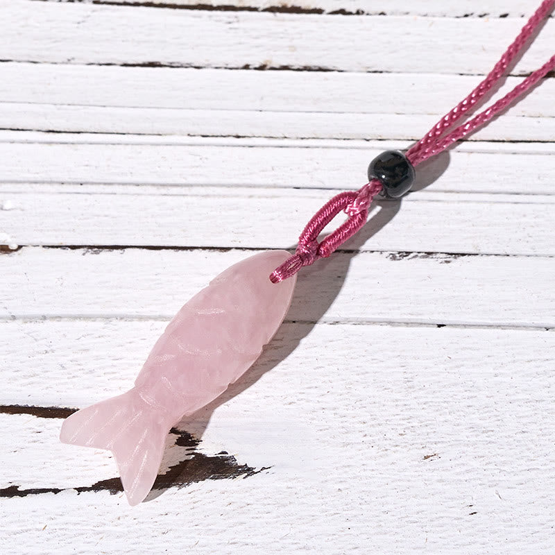 Collar con colgante de Buddha Stones tallada con pez koi, cristal rosa, ágata india, amatista, calidez y prosperidad. - Cristal rosa (Tamaño del colgante: 15*40 mm) - image 1