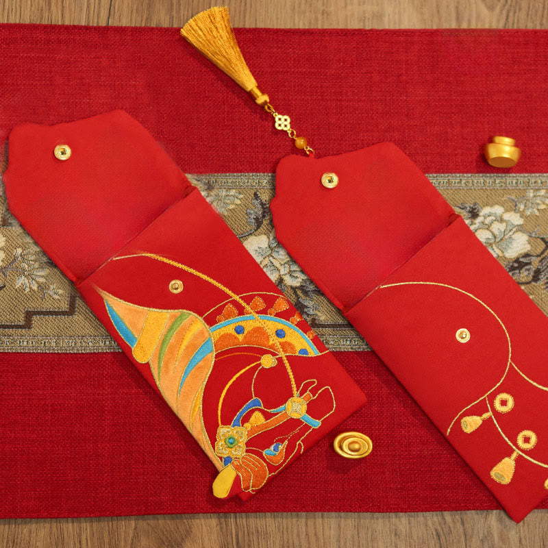 Bordado de Buddha Stones para el Año del Caballo 2026, sobre rojo chino con borlas - image 14