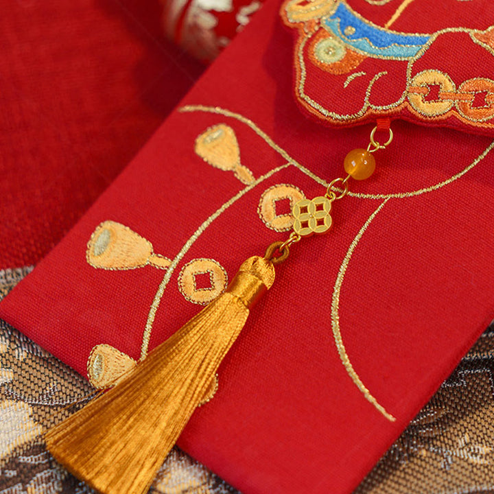 Bordado de Buddha Stones para el Año del Caballo 2026, sobre rojo chino con borlas - image 3