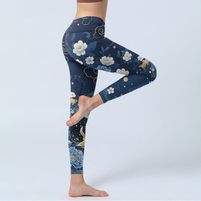 Buddha Stones Leggings de yoga para mujer con estampado de peces koi y flores de peonía en azul y blanco - image 3