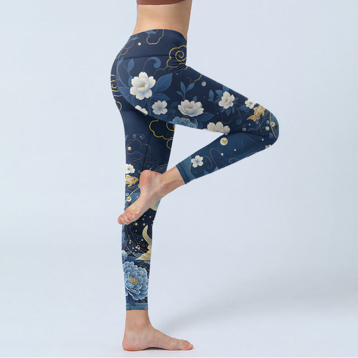Buddha Stones Leggings de yoga para mujer con estampado de peces koi y flores de peonía en azul y blanco - image 3