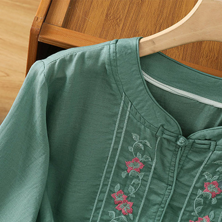 Camisa de mujer con cuello alto, botones de rana y flores bordadas, puños elásticos y manga tres cuartos con diseño de Buddha Stones - image 3