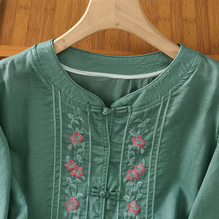 Camisa de mujer con cuello alto, botones de rana y flores bordadas, puños elásticos y manga tres cuartos con diseño de Buddha Stones - image 2