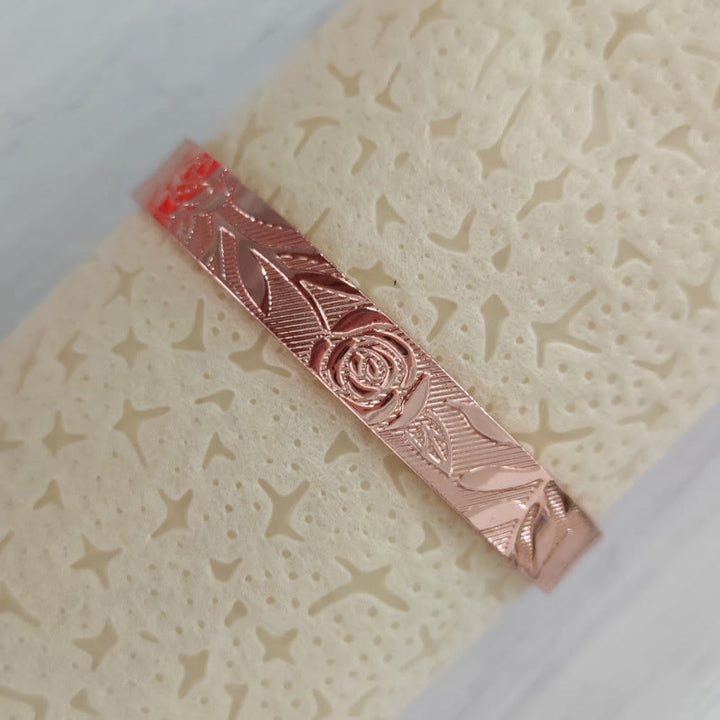 Buddha Stones Brazalete abierto de cobre con diseño de flor de rosa y equilibrio de la suerte - image 1