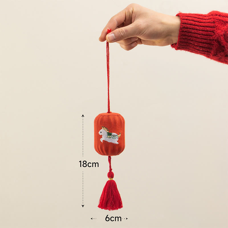 Buddha Stones Decoración colgante bordada con el personaje Fu del Año del Caballo Rojo - Caballo blanco (tamaño: 18 x 6 cm) - image 2