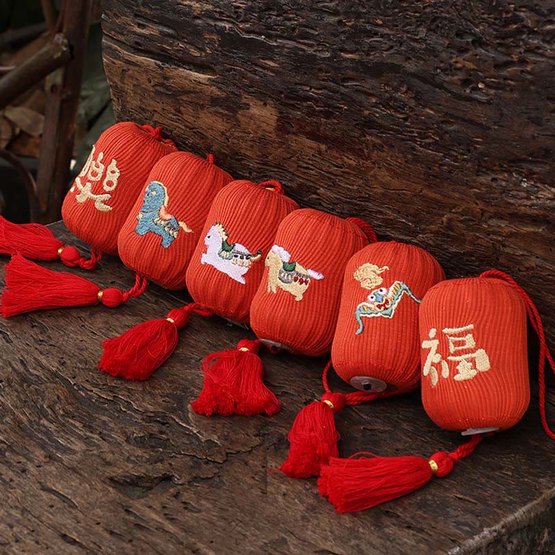 Buddha Stones Decoración colgante bordada con el personaje Fu del Año del Caballo Rojo - image 12