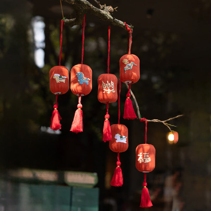 Buddha Stones Decoración colgante bordada con el personaje Fu del Año del Caballo Rojo - image 14