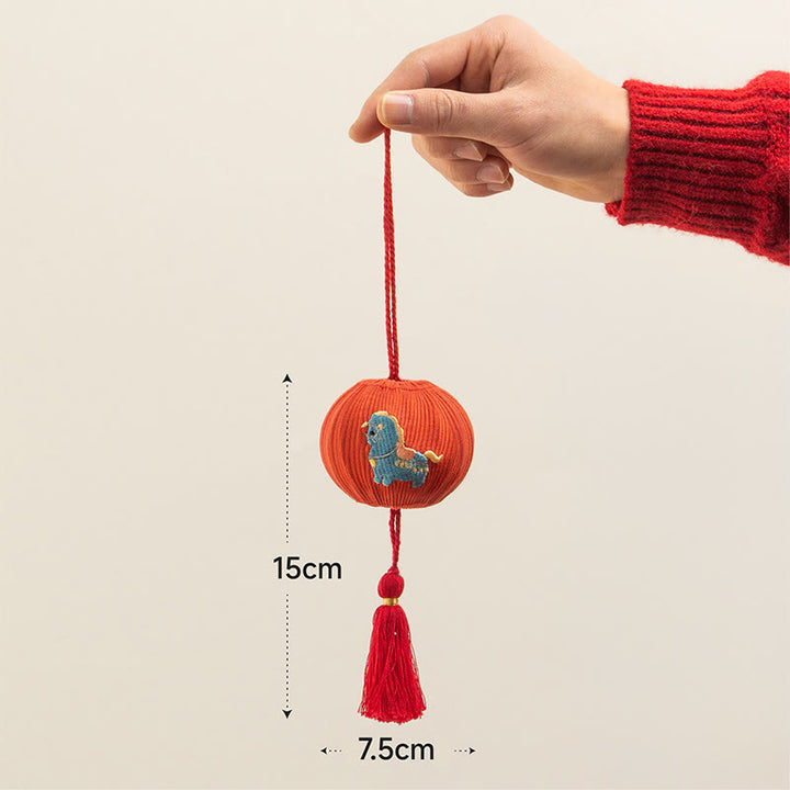 Buddha Stones Decoración colgante con bordado de fuerza del personaje Fu del Año del Caballo Rojo - Caballo azul (tamaño: 15 x 7,5 cm) - image 4