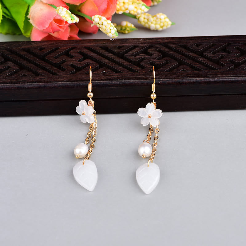 Buddha Stones Pendientes colgantes con hojas y flores de color blanco perla que representan la felicidad - image 3