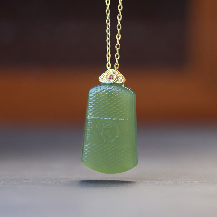Buddha Stones Colgante de jade hetiano con símbolo Om y prosperidad en plata de ley 925 - Jade hetiano oscuro en plata de ley 925 - image 0