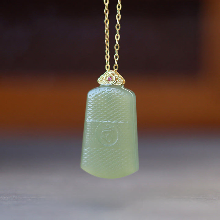 Buddha Stones Colgante de jade hetiano con símbolo Om y prosperidad en plata de ley 925 - Jade Hetian en plata de ley 925 - image 1