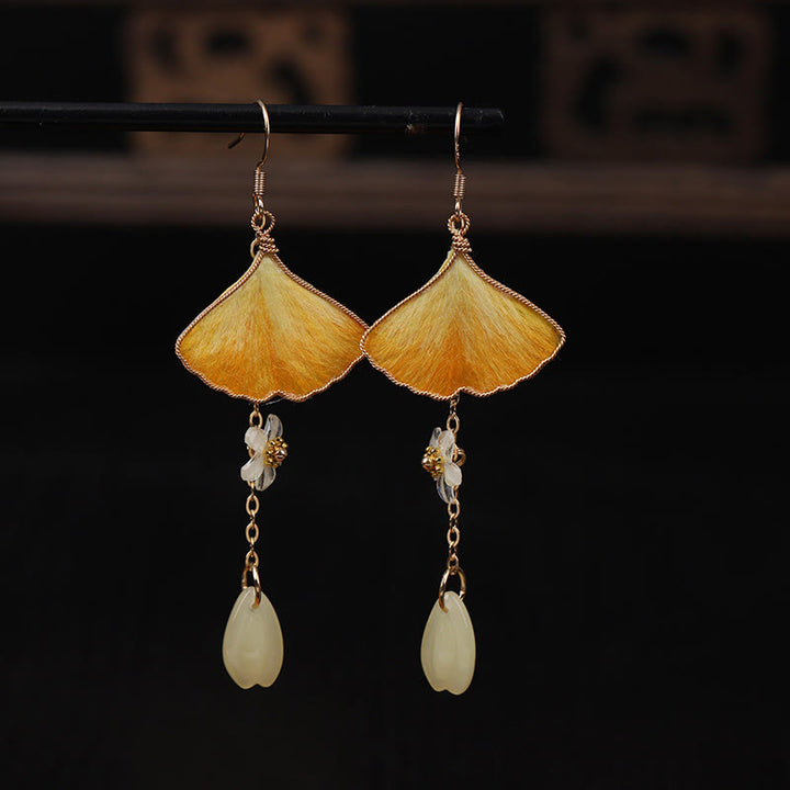 Buddha Stones Pendientes colgantes de la buena fortuna con gancho de cobre y hojas de ginkgo amarillo, hechos a mano y de seda. - Hoja de ginkgo y cuentas verdes (tamaño: aproximadamente 7,5 x 2,8 cm) - image 0
