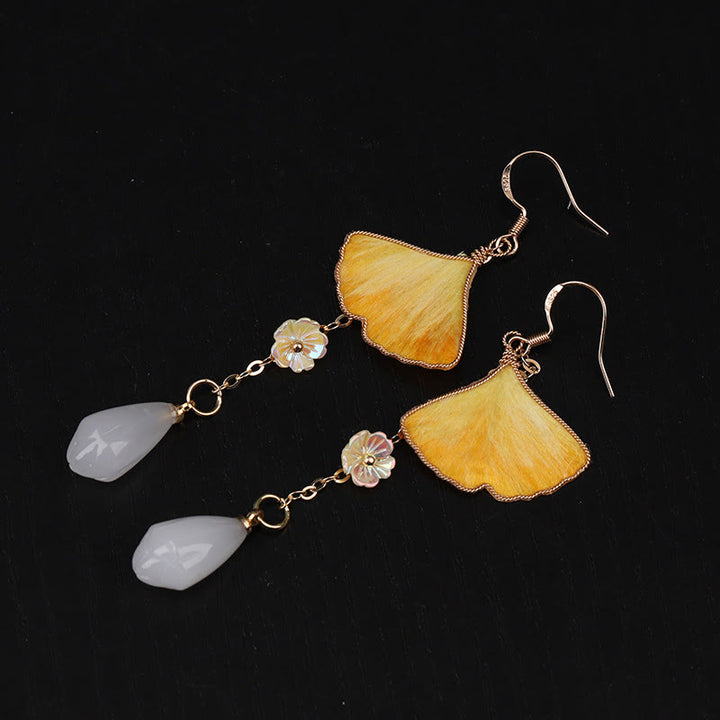Buddha Stones Pendientes colgantes de la buena fortuna con gancho de cobre y hojas de ginkgo amarillo, hechos a mano y de seda. - Hoja de ginkgo y cuentas blancas (tamaño: aproximadamente 7,5 x 2,8 cm) - image 9