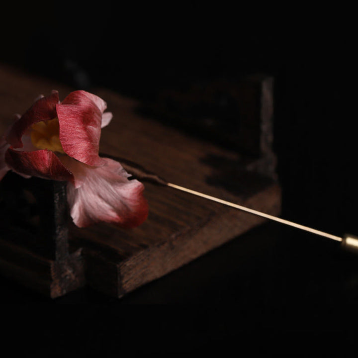 Buddha Stones Broche de seda hecho a mano con diseño de iris rojo oscuro y terciopelo, con la bendición de la buena fortuna. - image 6