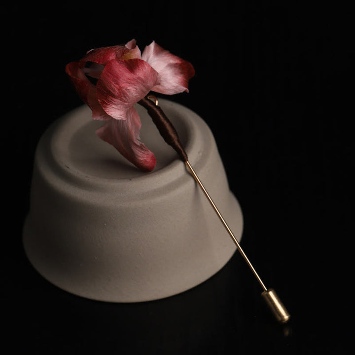 Buddha Stones Broche de seda hecho a mano con diseño de iris rojo oscuro y terciopelo, con la bendición de la buena fortuna. - image 3