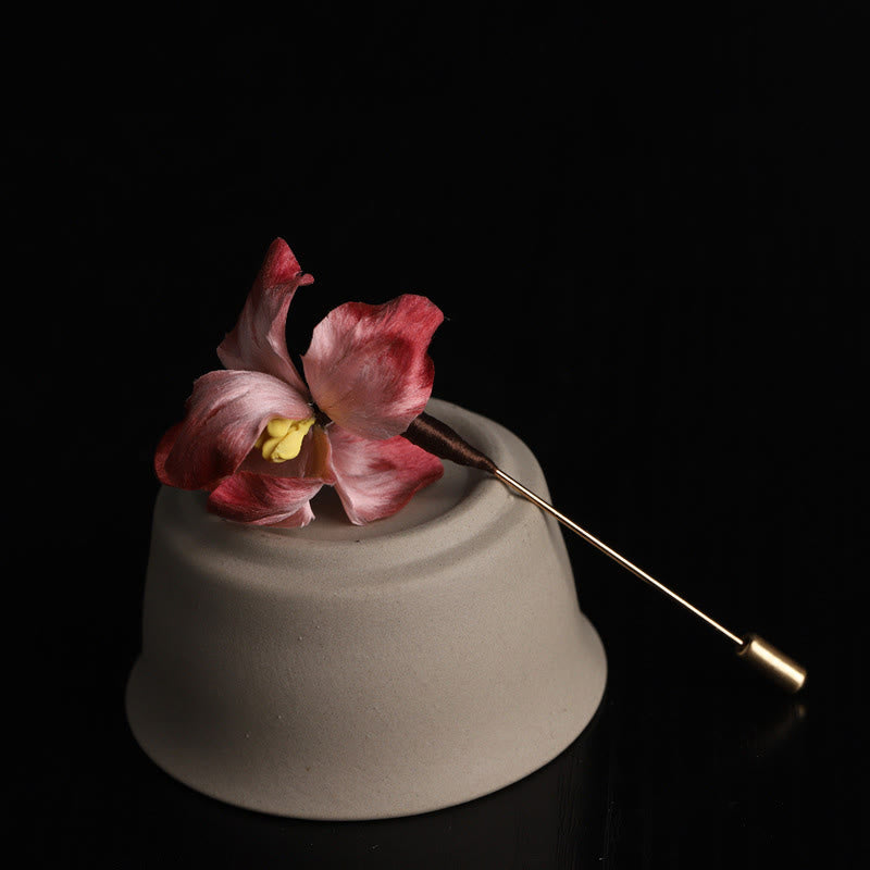 Buddha Stones Broche de seda hecho a mano con diseño de iris rojo oscuro y terciopelo, con la bendición de la buena fortuna. - Iris rojo (longitud: unos 7-8 cm) - image 0