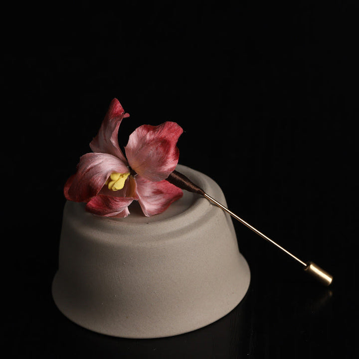 Buddha Stones Broche de seda hecho a mano con diseño de iris rojo oscuro y terciopelo, con la bendición de la buena fortuna. - Iris rojo (longitud: unos 7-8 cm) - image 0