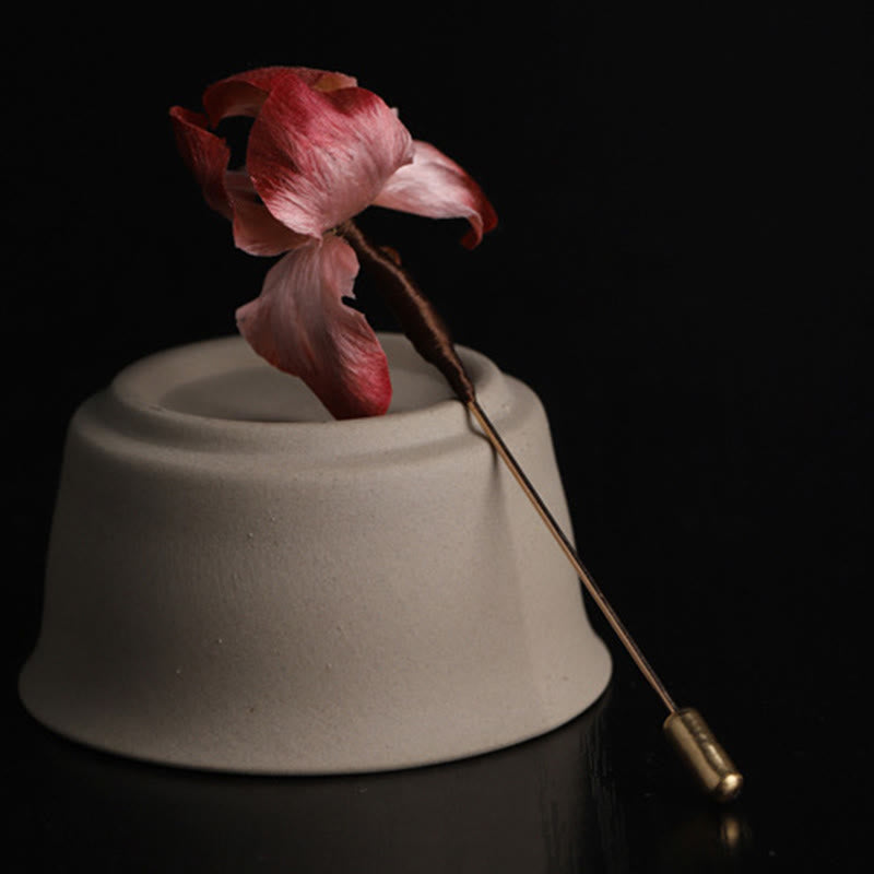 Buddha Stones Broche de seda hecho a mano con diseño de iris rojo oscuro y terciopelo, con la bendición de la buena fortuna. - image 1