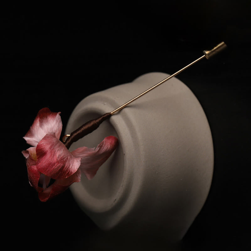 Buddha Stones Broche de seda hecho a mano con diseño de iris rojo oscuro y terciopelo, con la bendición de la buena fortuna. - image 2