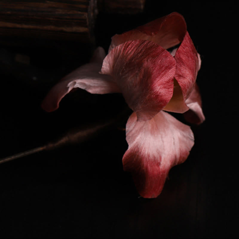 Buddha Stones Broche de seda hecho a mano con diseño de iris rojo oscuro y terciopelo, con la bendición de la buena fortuna. - image 9