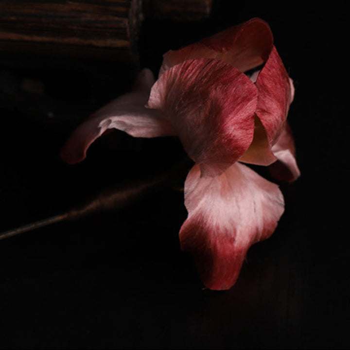 Buddha Stones Broche de seda hecho a mano con diseño de iris rojo oscuro y terciopelo, con la bendición de la buena fortuna. - image 9