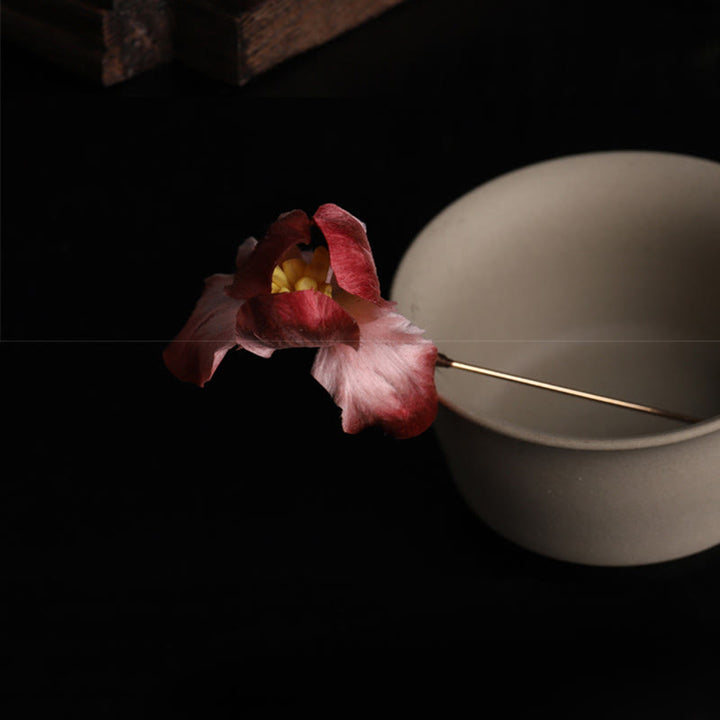 Buddha Stones Broche de seda hecho a mano con diseño de iris rojo oscuro y terciopelo, con la bendición de la buena fortuna. - image 4