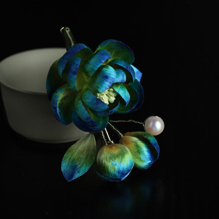 Buddha Stones Broche de protección con camelia de terciopelo de seda hecho a mano - Camelia (Longitud: unos 7-8 cm) - image 0