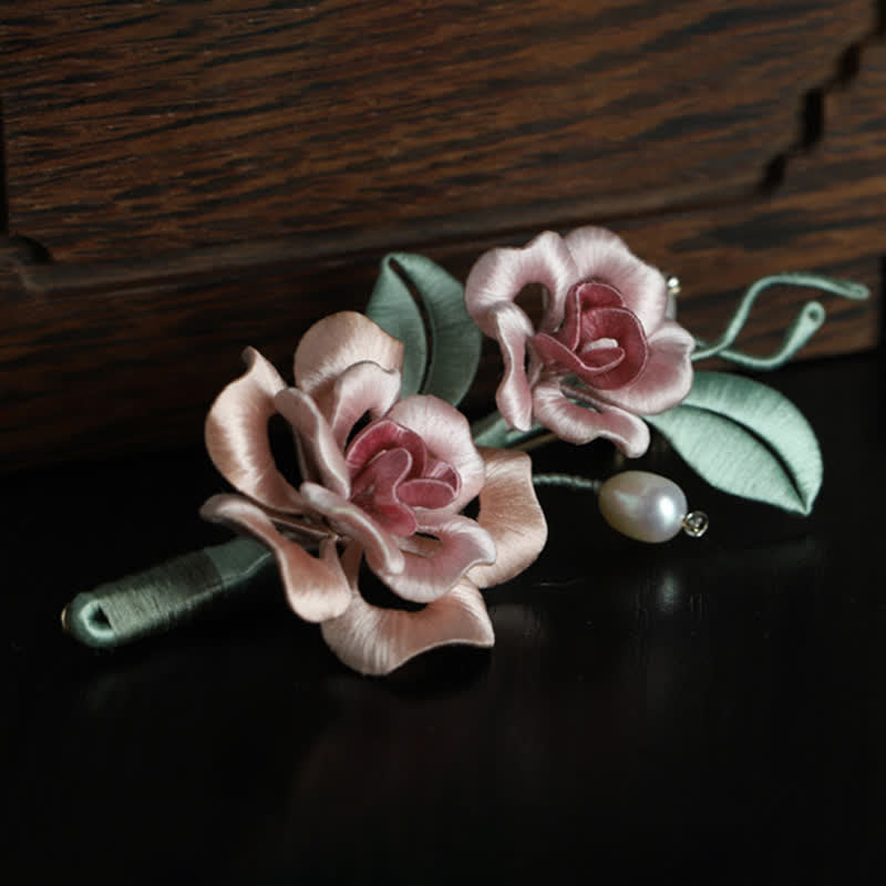 Buddha Stones Broche de armonía con rosas gemelas, hecho a mano con arte de seda - Rosa gemela (largo: unos 7-9 cm) - image 1