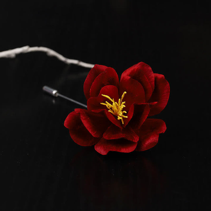 Buddha Stones Broche de camelia roja con la bendición de la sinceridad, hecho a mano en seda, patrimonio cultural - Camelia (tamaño: aproximadamente 11 x 5,5 cm) - image 0